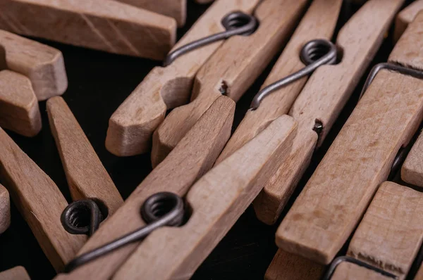 Close Van Houten Wasknijpers Met Spiraal Veren — Stockfoto