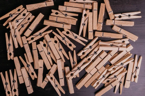 Bahar türü bej ahşap clothespins masada 