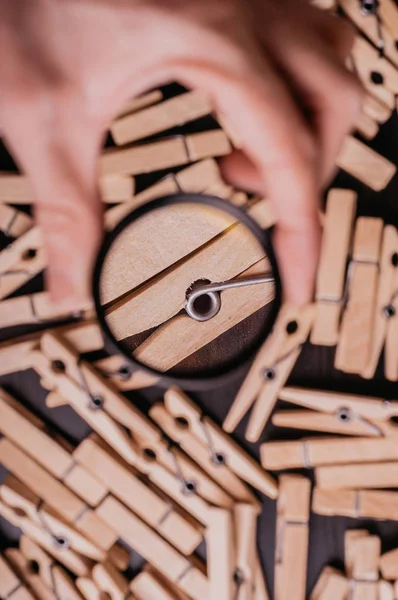 Menselijke Hand Met Vergrootglas Boven Lente Type Houten Wasknijpers — Stockfoto