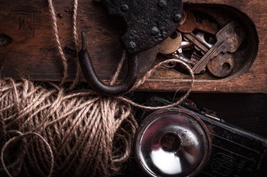 demir asma kilit, metalik anahtarlarında ahşap kasa ve antika fener ile jüt iplik