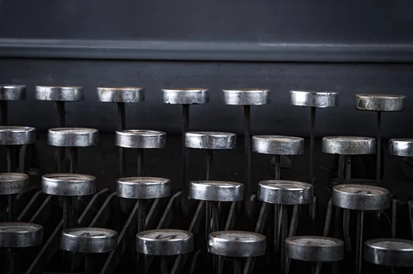 Клавиатура старинной пишущей машинки, детали кнопок — стоковое фото