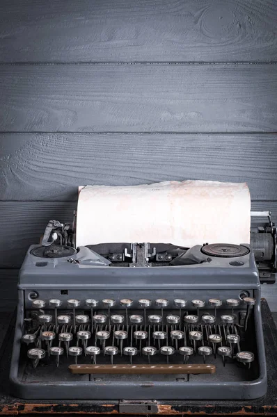 Máquina de escribir vintage, papel kraft dentro de la escala de ajuste - foto de stock