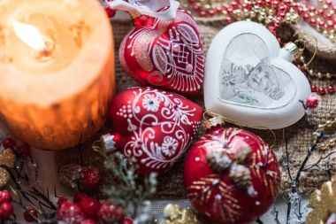 Noel ve yılbaşı süsleri yılbaşı ağacı için. Noel Kartpostalı.