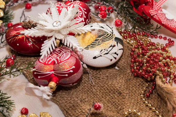 Noel ve yılbaşı süsleri yılbaşı ağacı için. Noel Kartpostalı.