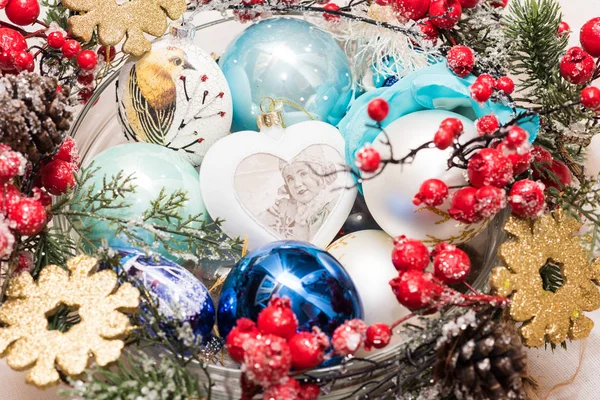 Noel ve yılbaşı süsleri yılbaşı ağacı için. Noel Kartpostalı.