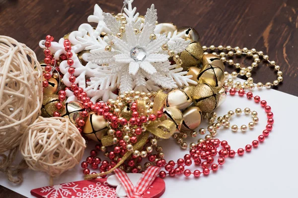 Noel ve yılbaşı süsleri yılbaşı ağacı için. Noel Kartpostalı.