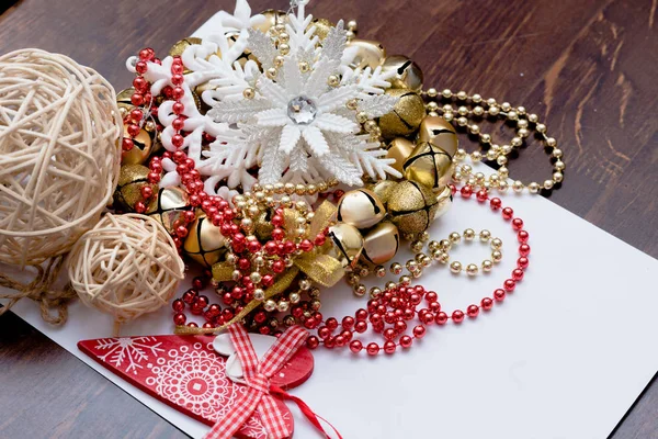 Noel ve yılbaşı süsleri yılbaşı ağacı için. Noel Kartpostalı.
