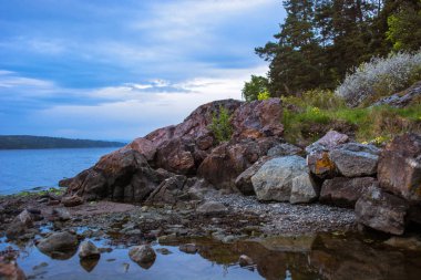 Güzel renkli Norveç manzara kayalık sahil ve mavi gökyüzü ile