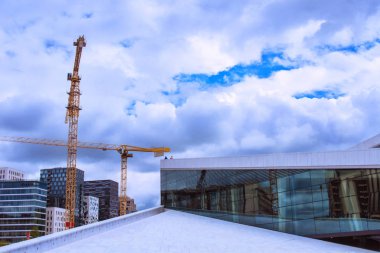 Oslo Opera Binası, Bina ile güzel sokak görünümü 