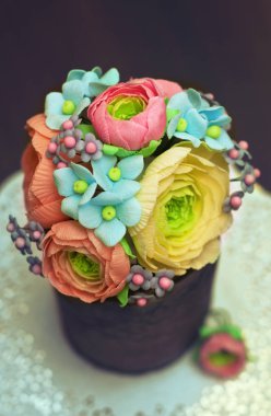 Gumpaste yenilebilir çiçekler ile güzel ve lezzetli el yapımı kek