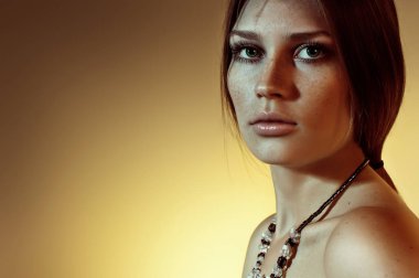 Yakın çekim stüdyo güzel bir genç kadının portresi