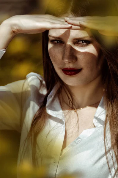 Retrato de cerca de una hermosa joven con labios rojos — Foto de Stock