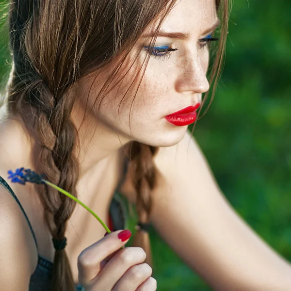 Retrato de cerca de una hermosa joven con labios rojos — Foto de Stock