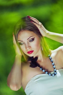 Güzel bir kadının ellerini yakın çekim portre