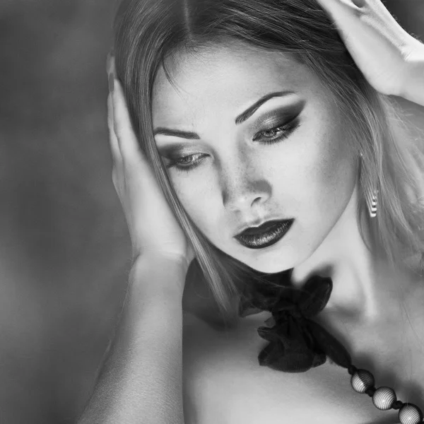 Primer plano retrato en blanco y negro de la sensualidad mujer joven — Foto de Stock