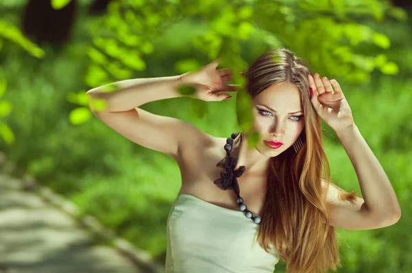 Retrato horizontal de sensualidad mujer joven con las manos — Foto de Stock