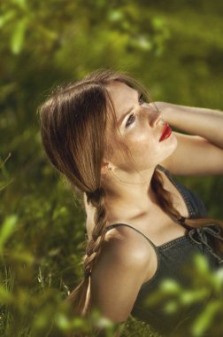 Güzel bir genç kadın bir çiller ile yan görünüm