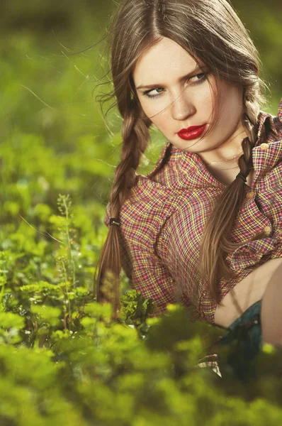 Retrato de cerca de una hermosa joven con coletas — Foto de Stock