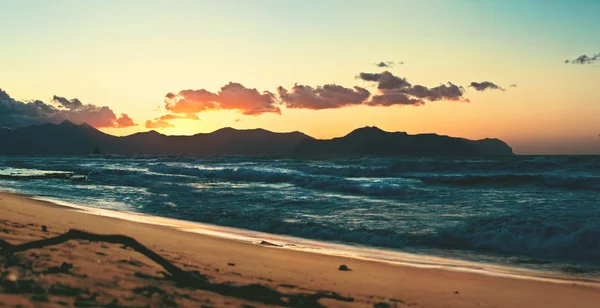 Um pôr do sol na costa da Sicília e do mar Mediterrâneo tempestuoso . Fotos De Bancos De Imagens Sem Royalties