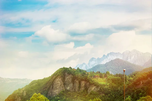 Vista panorámica del colorido paisaje de Italia con una montaña a — Foto de Stock