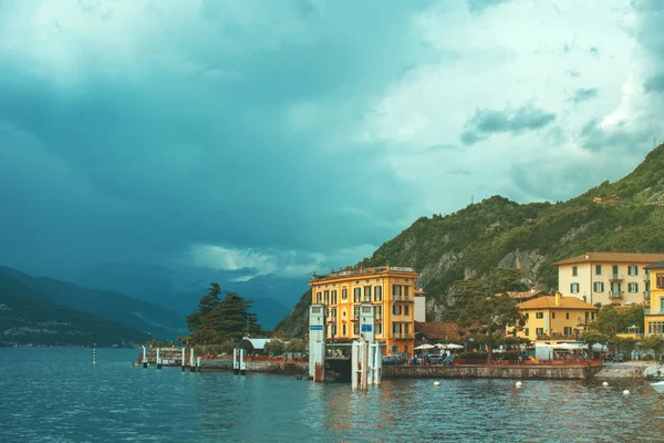 Hermoso paisaje urbano de la costa de la ciudad italiana de Varenna con Co — Foto de Stock