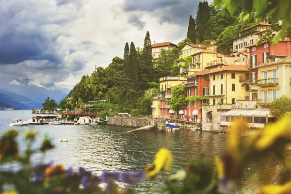Hermoso paisaje urbano con una costa del lago Como de Varenn italiano — Foto de Stock