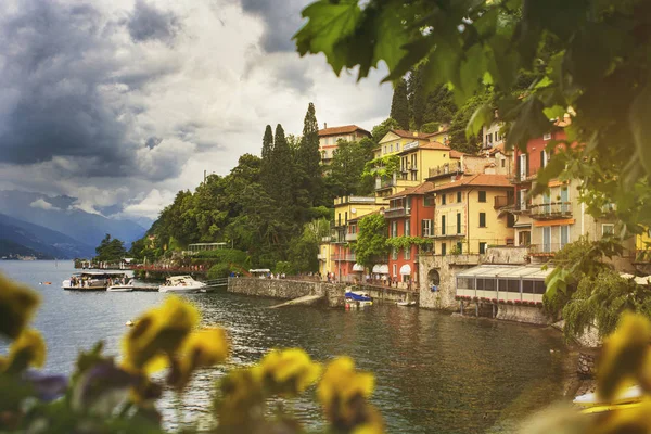 Hermoso paisaje urbano con una costa del lago Como de Varenna italiano — Foto de Stock