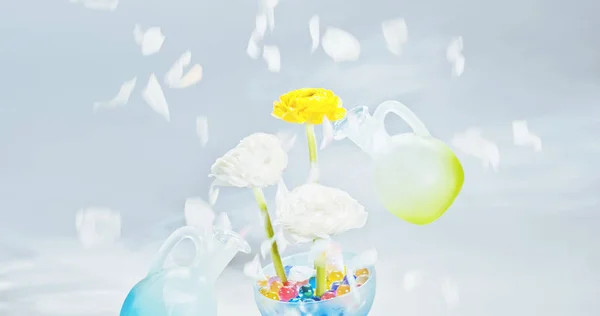 Flores en un jarrón de vidrio con bolas de gel multicolores — Foto de Stock