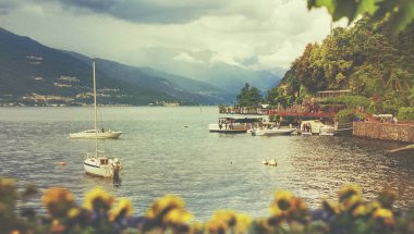 Güzel retro tonda cityscape, Como Gölü kıyı şeridi İtalyan Varenna City