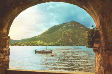 Güzel renkli panoramik waterscape Como Gölü kıyı şeridi 