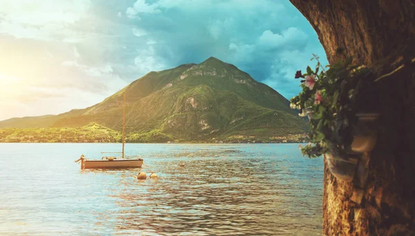 Schöne bunte panoramische Wasserlandschaft der Küste des Comer Sees — Stockfoto