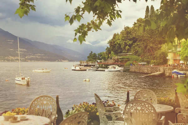 Hermoso paisaje urbano retro tonificado con una costa del lago Como — Foto de Stock