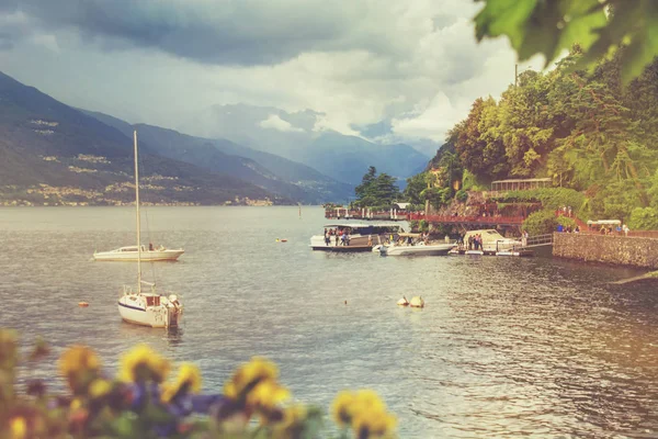 Hermoso paisaje urbano tonificado de la ciudad italiana de Varenna — Foto de Stock