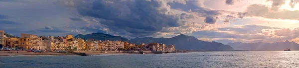 Vista panorâmica colorida da costa da Sicília com céu nublado ao pôr do sol — Fotografia de Stock