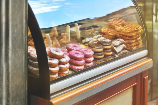 Rica variedade de biscoitos italianos, donuts, wafer em vitrine — Fotografia de Stock