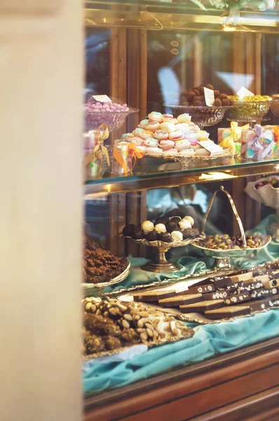 Rica variedad de chocolates y caramelos en la ventana de visualización — Foto de Stock