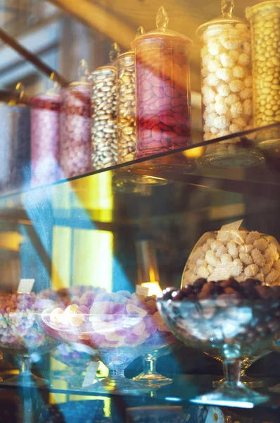 Rica variedade de chocolates e doces em grandes frascos de vidro — Fotografia de Stock