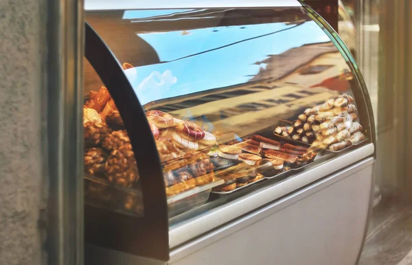 Rijke verscheidenheid van Italiaanse koekjes, donuts, wafer in vitrine Stockfoto