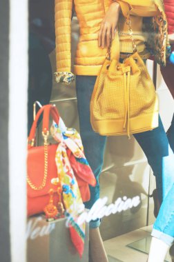Butik moda vitrin ile giyinmiş mankenler 