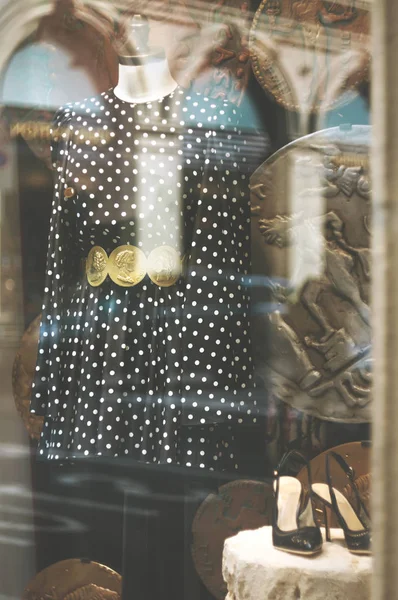 Florencja, Włochy, Kwiecień, 2,2014, Dolce & Gabbana, luxury Boutique fashion wy¶wietl okno z kolorowe manekiny ubrane — Zdjęcie stockowe