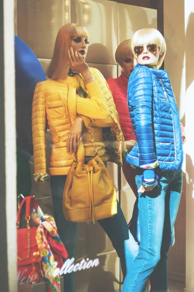 Φλωρεντία, Ιταλία, Μαρτίου, 2,2014, Luisa Spagnoli, πολυτελή μπουτίκ μόδας Εμφάνιση παραθύρου με πολύχρωμα ντυμένες κούκλες — Φωτογραφία Αρχείου