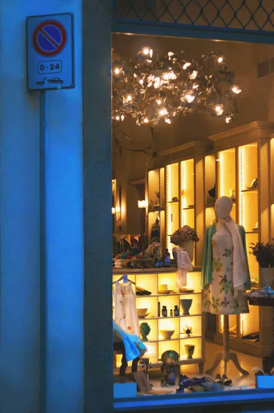 Флоренція, Італія, березень, 2, 2014, бутик моди дисплей вікно від Neltempo — стокове фото