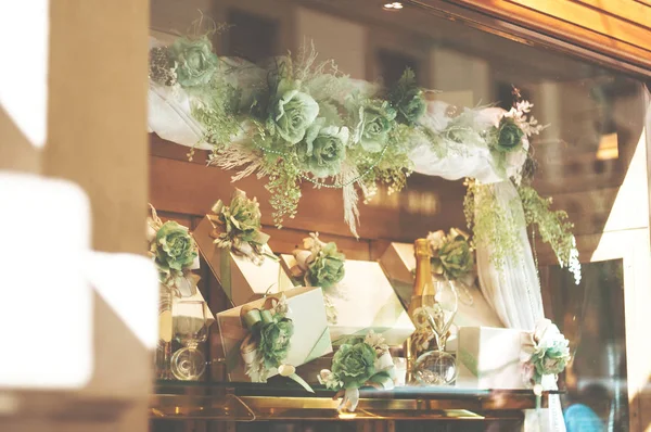 Rica variedad de decoraciones florales y cajas de regalo con chocolate — Foto de Stock