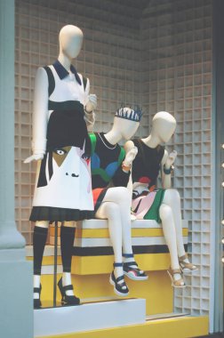 Floransa, İtalya 2 Mart 2014, Prada, lüks butik moda penceresini görüntülemek