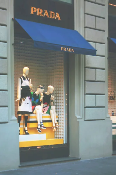 피렌체, 이탈리아 2014 년 3 월 2 일, 프라다, 명품 부티크 패션 디스플레이 창 — 스톡 사진