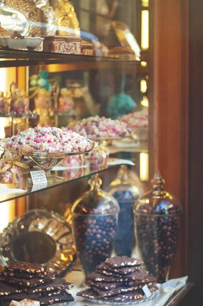 Πλούσια ποικιλία από σοκολάτες και καραμέλες στο παράθυρο εμφάνισης της ΙΤΑ — Φωτογραφία Αρχείου