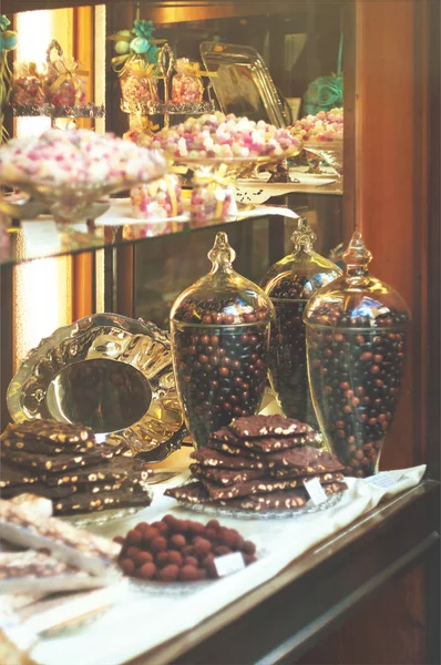 Rich variety of chocolates and candies in display window  of ita — Stock Photo, Image