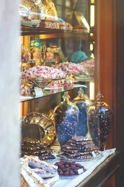 Rica variedad de chocolates y caramelos en vitrina de ita — Foto de Stock