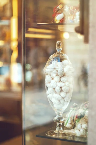Rica variedade de chocolates brancos, doces em frascos de vidro em displ — Fotografia de Stock