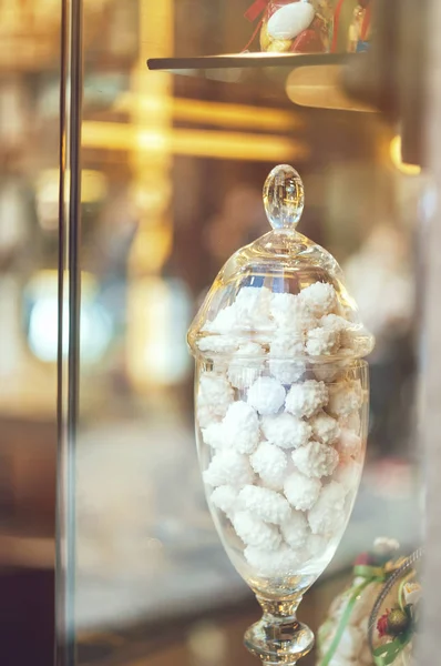 Багате різноманіття білих шоколадних цукерок, цукерок у скляних банках у дисплеї — стокове фото